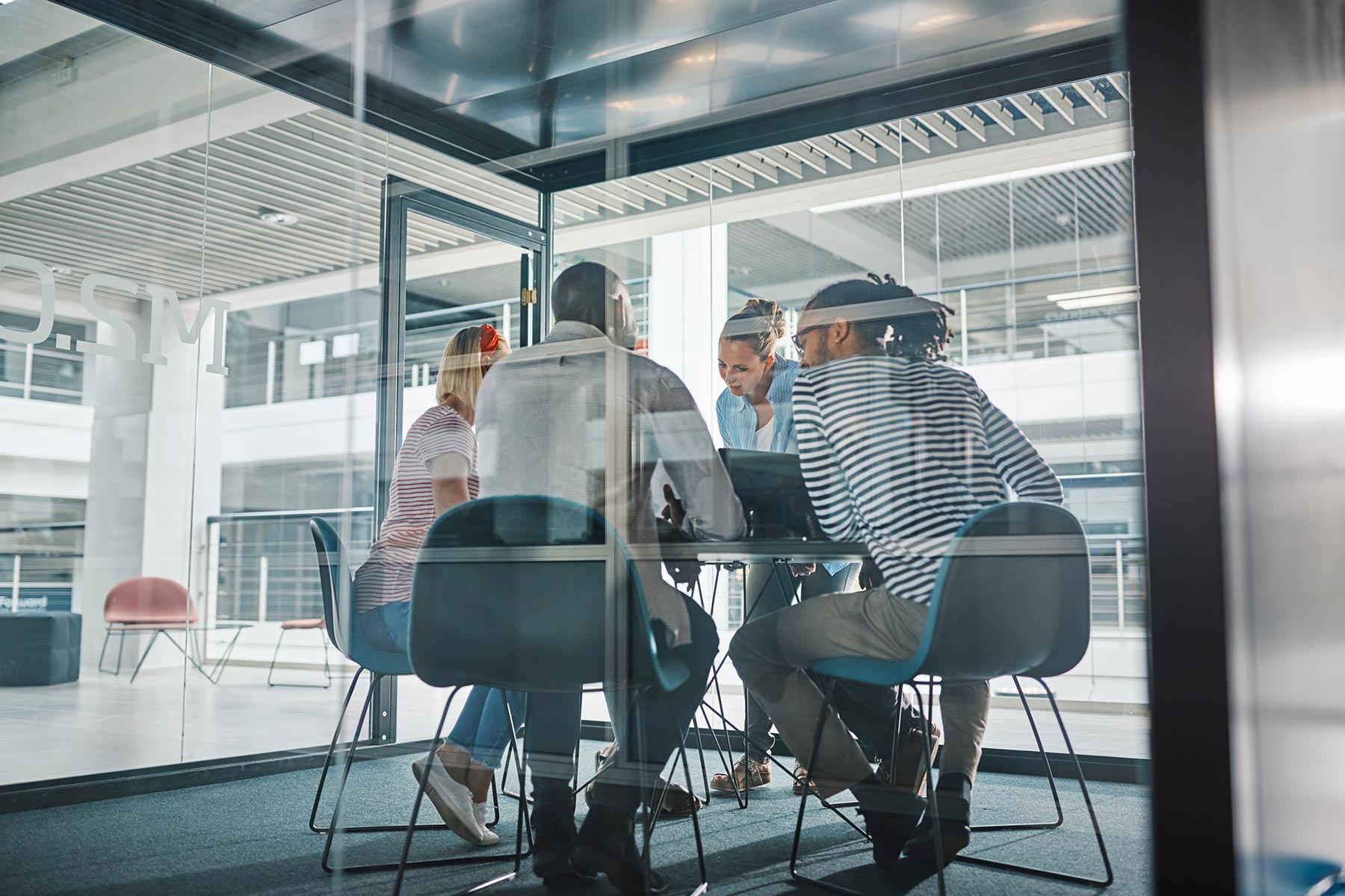 Un gerente de pyme chilena usando IA generativa para aumentar la productividad de su equipo en la oficina